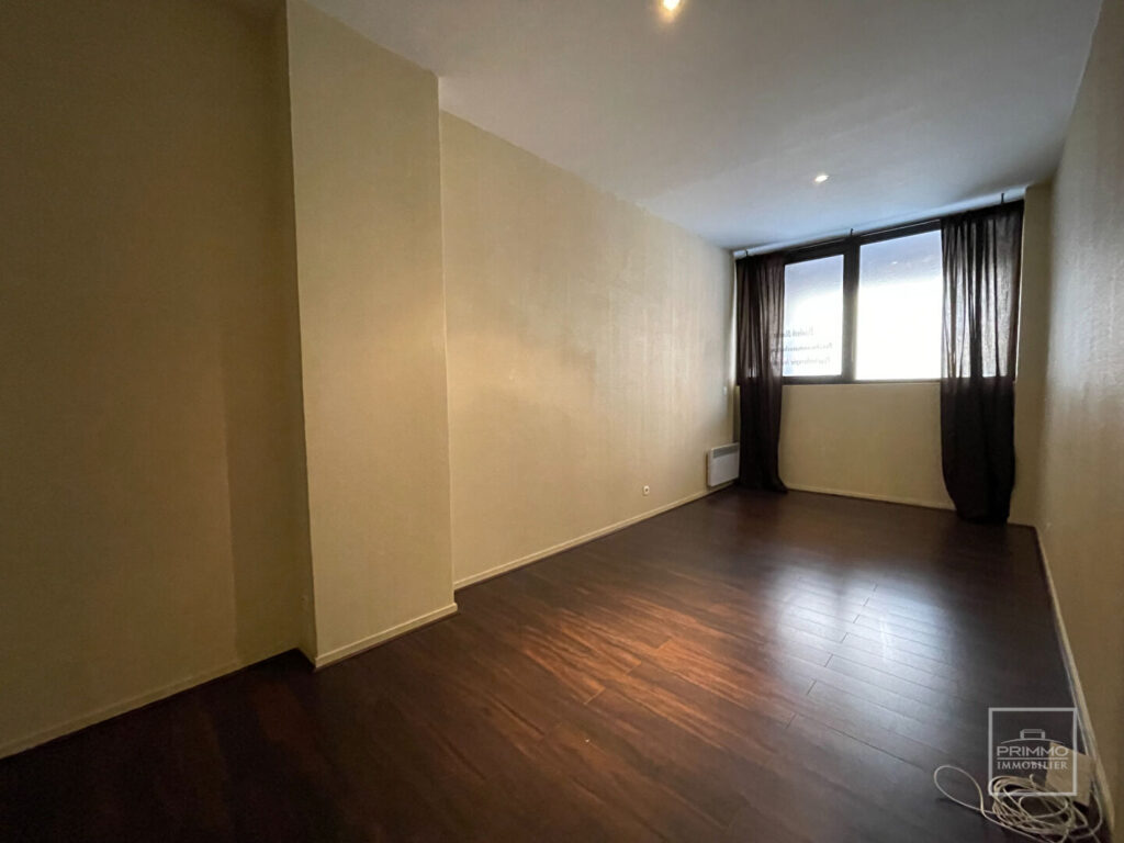 LYON 5, POINT DU JOUR, LOCAL COMMERICAL,108.86m²