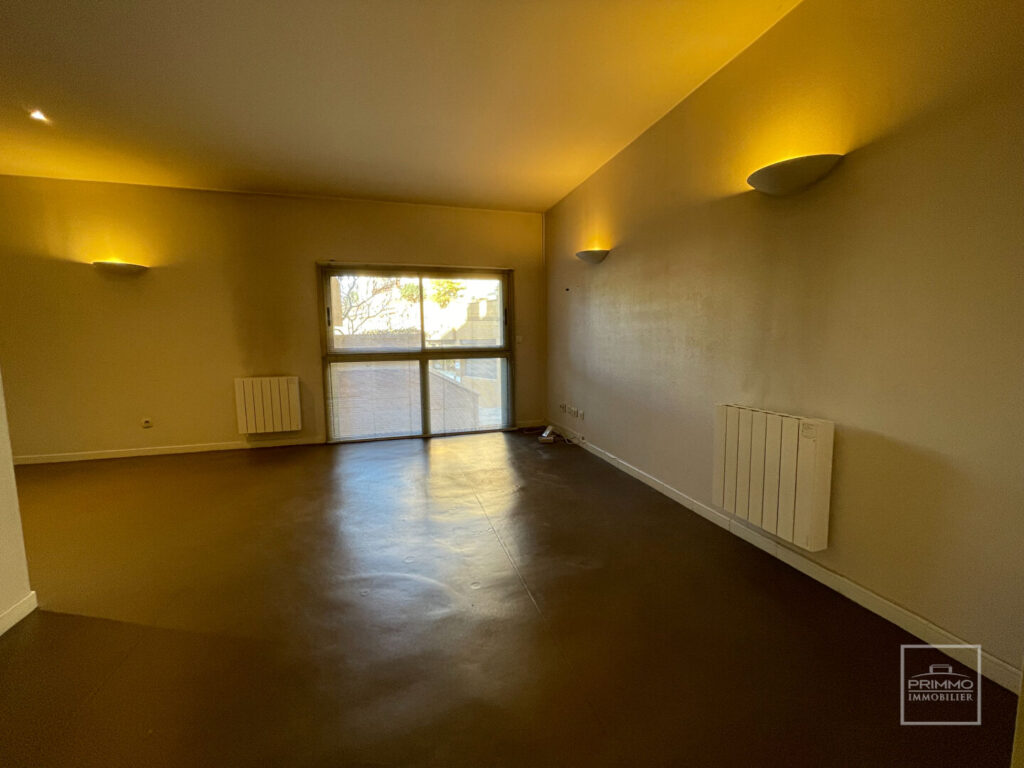 LYON 5, POINT DU JOUR, LOCAL COMMERICAL,108.86m²