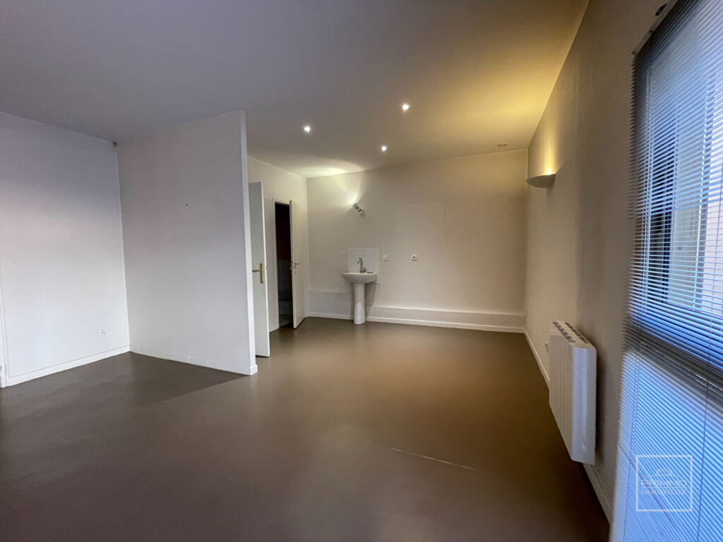 LYON 5, POINT DU JOUR, LOCAL COMMERICAL,108.86m²