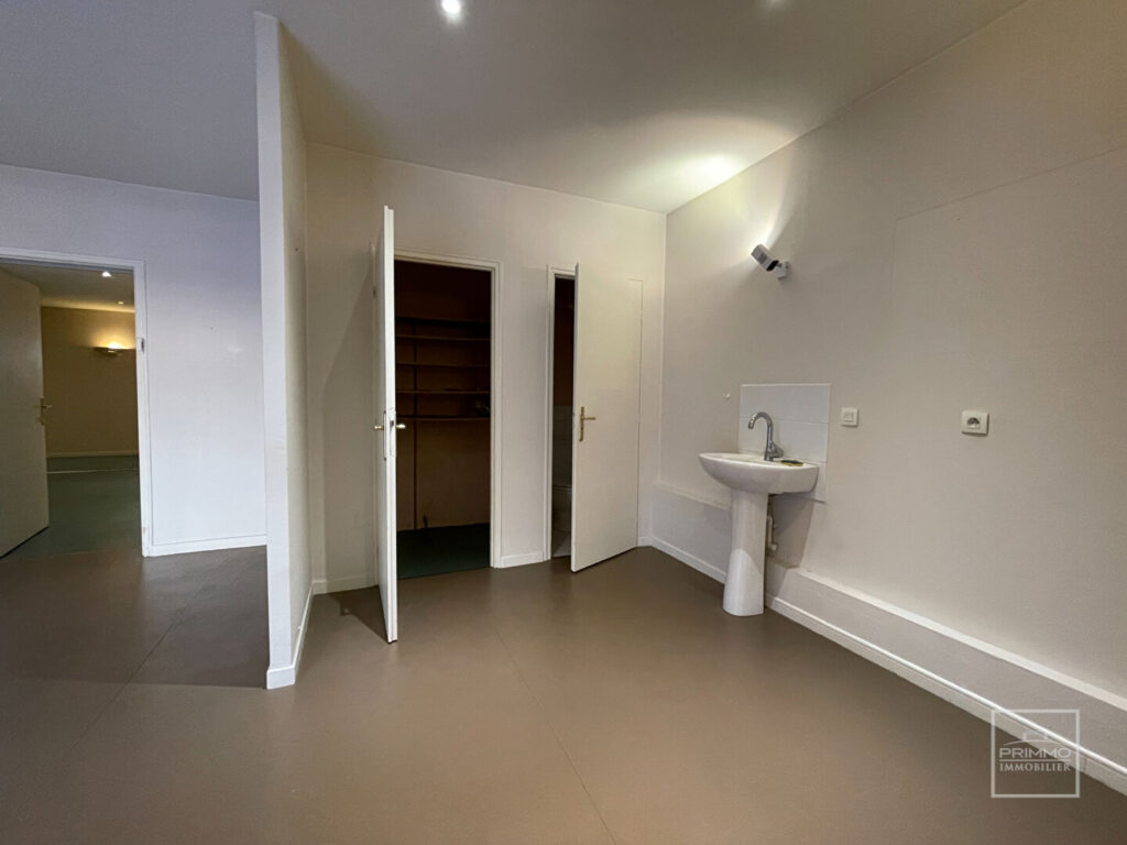 LYON 5, POINT DU JOUR, LOCAL COMMERICAL,108.86m²