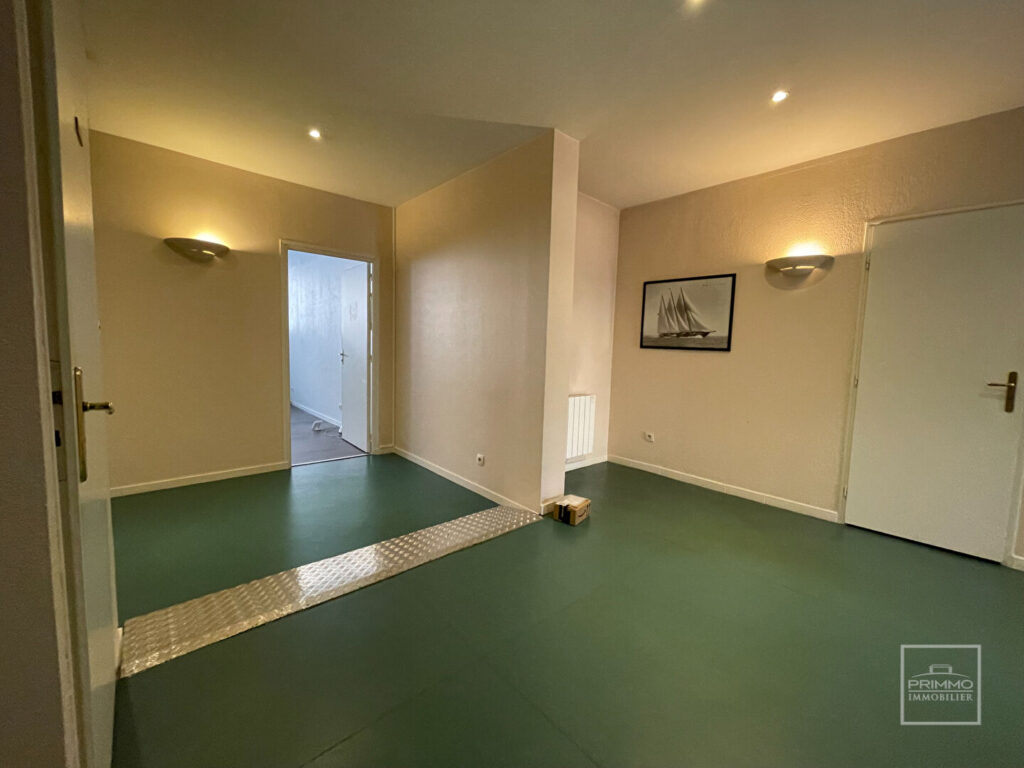 LYON 5, POINT DU JOUR, LOCAL COMMERICAL,108.86m²