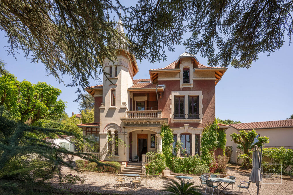 CALUIRE ET CUIRE, DEMEURE DU XXème, 217m², TERRAIN 1580m²