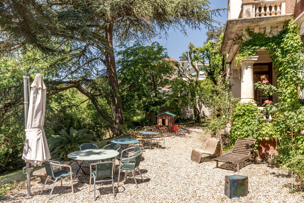 CALUIRE ET CUIRE, DEMEURE DU XXème, 217m², TERRAIN 1580m²