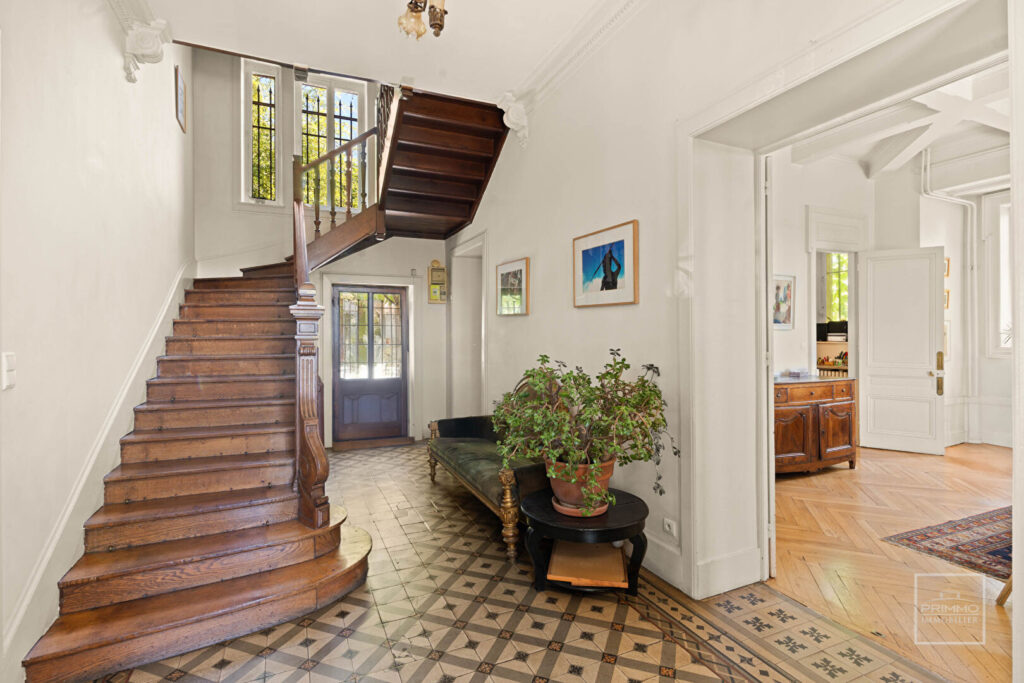 CALUIRE ET CUIRE, DEMEURE DU XXème, 217m², TERRAIN 1580m²