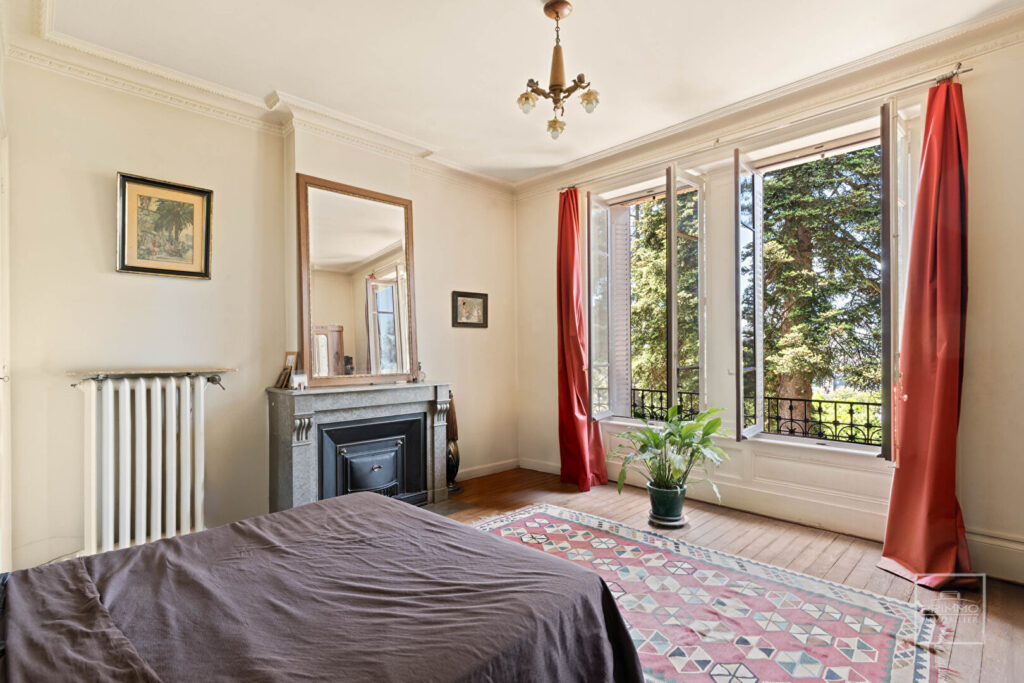 CALUIRE ET CUIRE, DEMEURE DU XXème, 217m², TERRAIN 1580m²