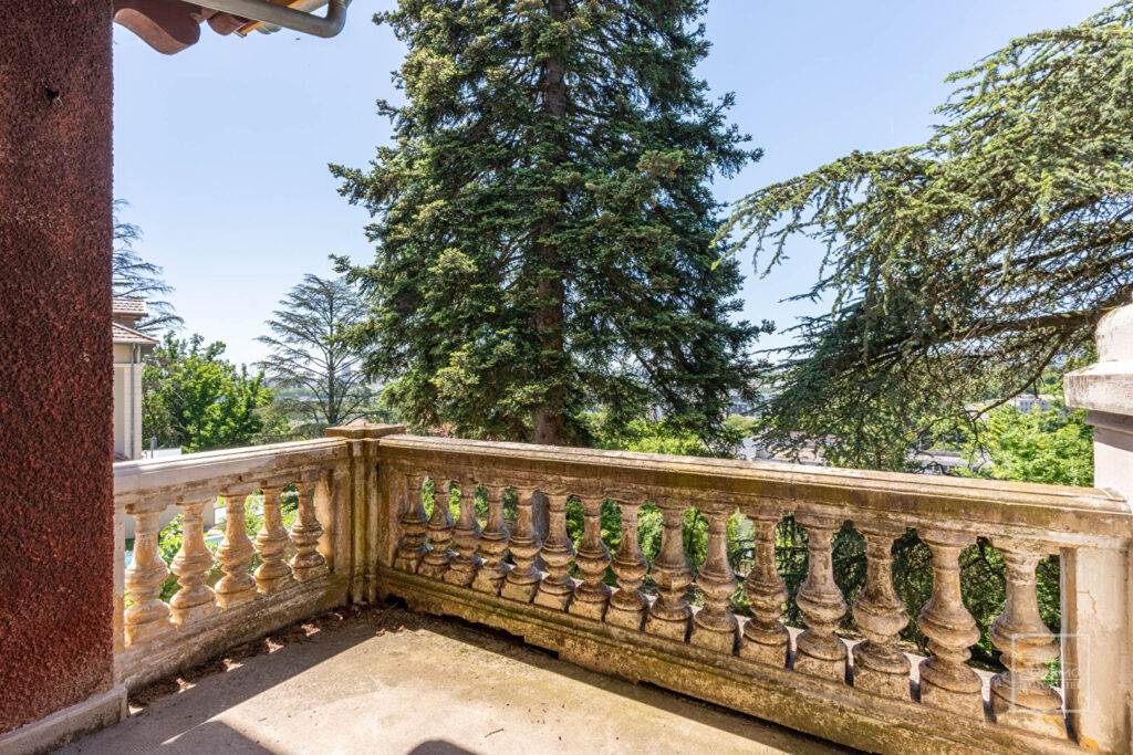 CALUIRE ET CUIRE, DEMEURE DU XXème, 217m², TERRAIN 1580m²
