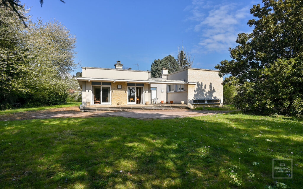 Saint Didier Au Mont D&rsquo;Or,  Maison d&rsquo;Architecte de 210m² sur un terrain plat d&rsquo;environ 3200m²