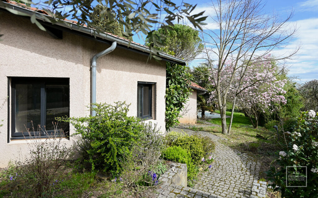 Saint Cyr au Mont d&rsquo;Or, 12mn à pied du Village, Maison d&rsquo;environ 230m² sur 1 617m² de terrain