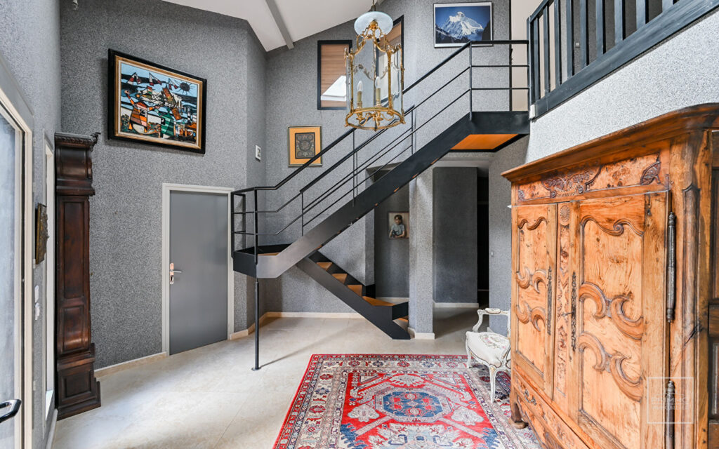 Saint Cyr au Mont d&rsquo;Or, 12mn à pied du Village, Maison d&rsquo;environ 230m² sur 1 617m² de terrain
