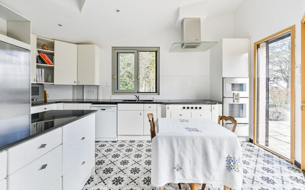 Saint Cyr au Mont d&rsquo;Or, 12mn à pied du Village, Maison d&rsquo;environ 230m² sur 1 617m² de terrain
