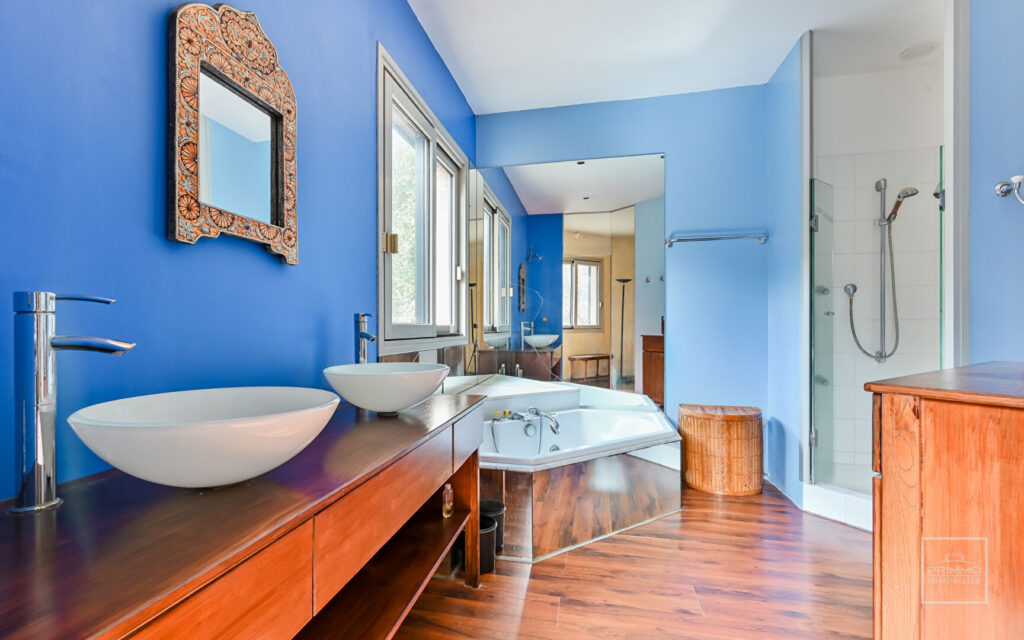 Saint Cyr au Mont d&rsquo;Or, 12mn à pied du Village, Maison d&rsquo;environ 230m² sur 1 617m² de terrain