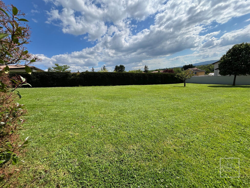 Lissieu – Terrain constructible de 1000 m² – Vue sur les Monts du Lyonnais