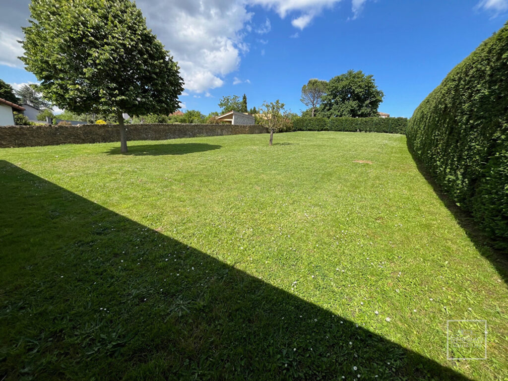 Lissieu – Terrain constructible de 1000 m² – Vue sur les Monts du Lyonnais