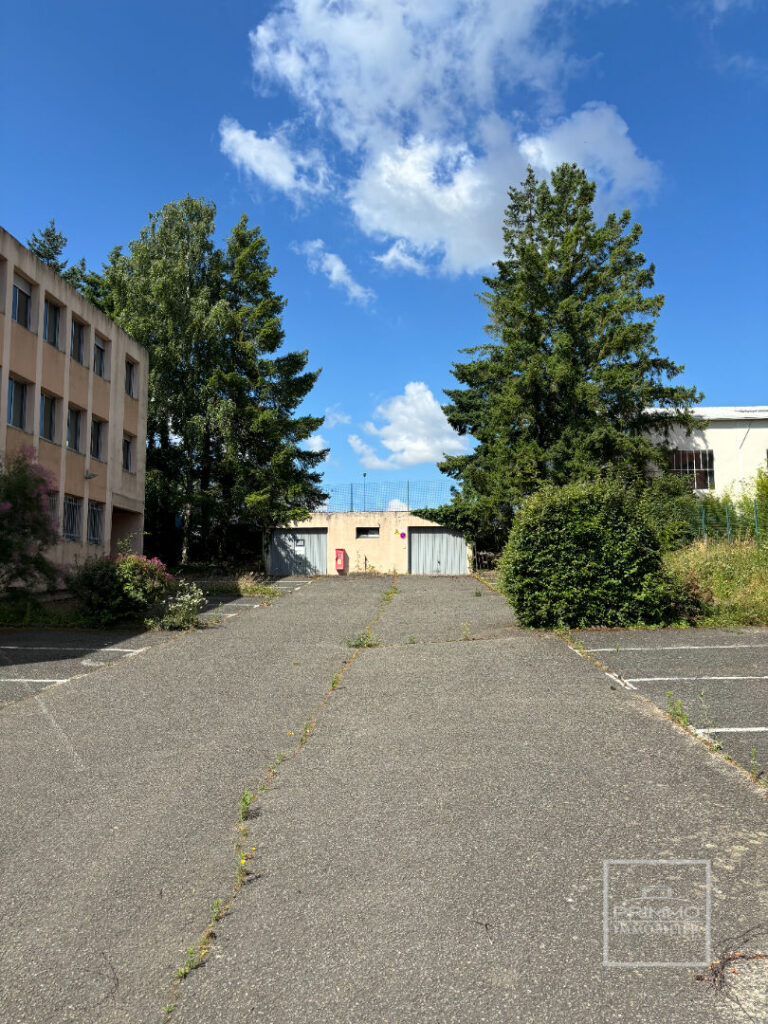CHAMPAGNE AU MONT D&rsquo;OR , Immeuble de bureaux de 1066 m² sur 2163m² de terrain