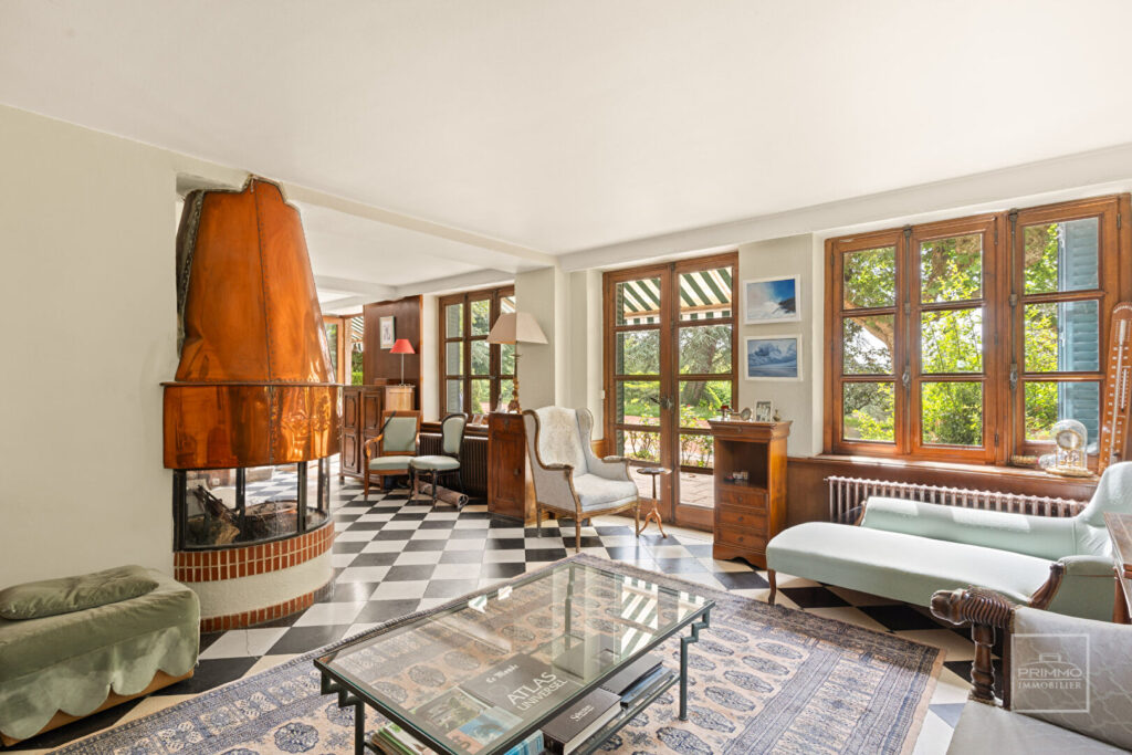 CHARBONNIERES LES BAINS, Maison de charme de 396 m² plancher sur 1292 m² de terrain