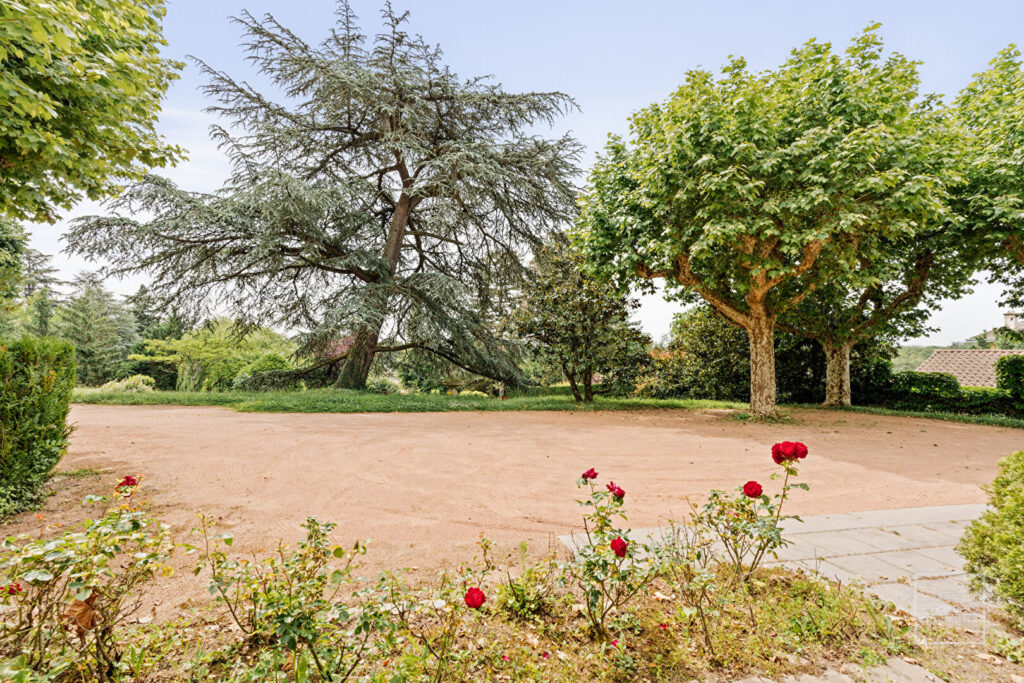 CHARBONNIERES LES BAINS, Maison de charme de 396 m² plancher sur 1292 m² de terrain