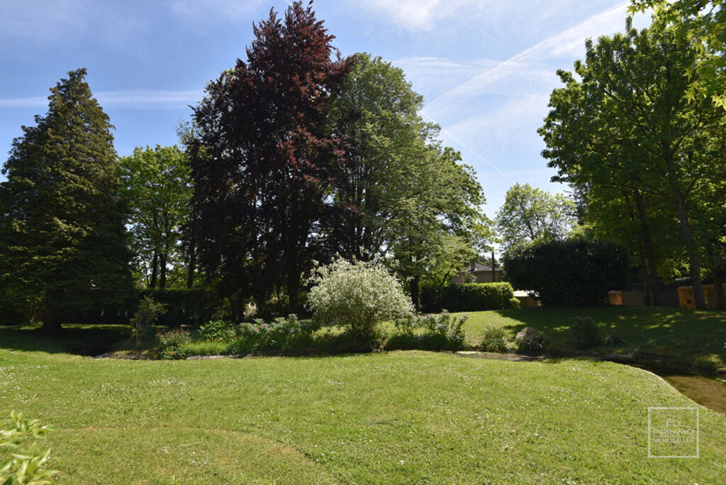 SAINT CYR AU MONT D&rsquo;OR – Maison de 330m² sur parc de 3780m²