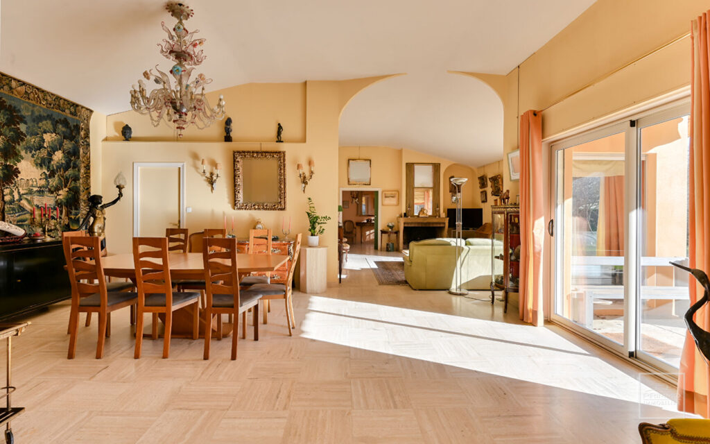 SAINT CYR AU MONT D&rsquo;OR – Maison de 330m² sur parc de 3780m²