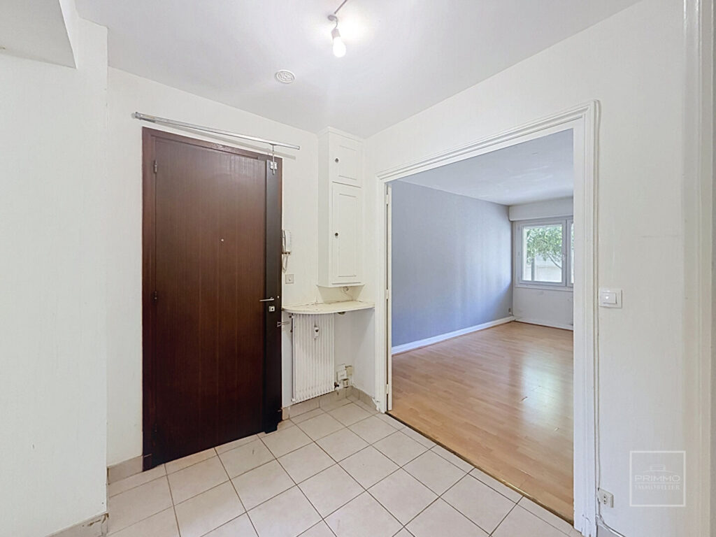 LYON 7, DEBOURG, T3 TRAVERSANT EST/OUEST, 72m², GARAGE & CAVE