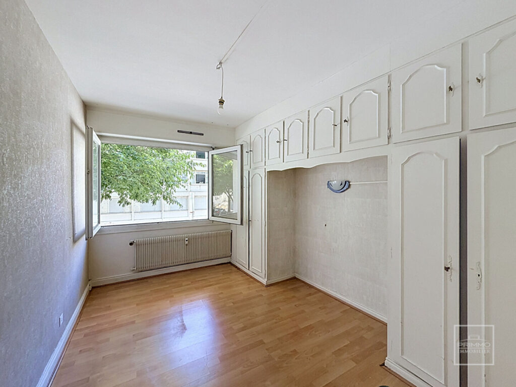 LYON 7, DEBOURG, T3 TRAVERSANT EST/OUEST, 72m², GARAGE & CAVE