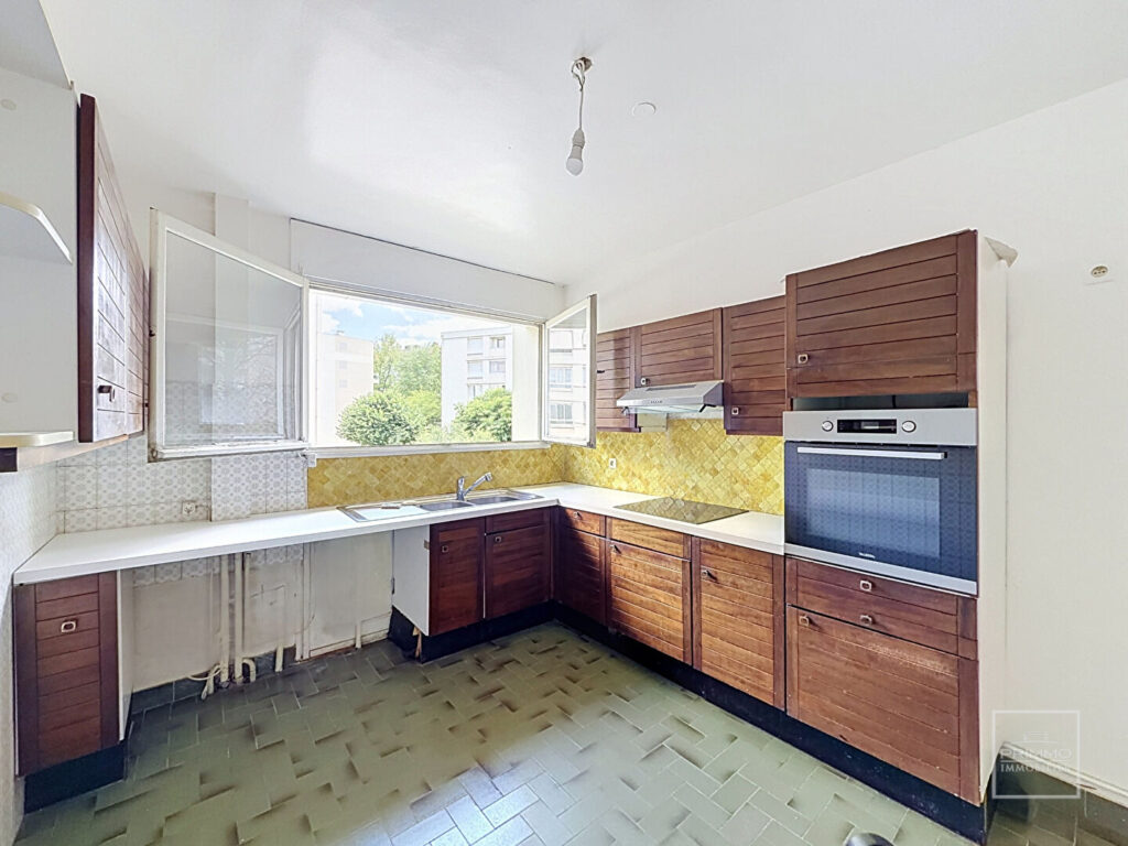 LYON 7, DEBOURG, T3 TRAVERSANT EST/OUEST, 72m², GARAGE & CAVE