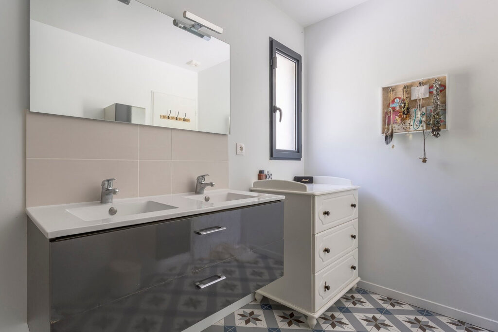 SAINT DIDIER AU MONT D&rsquo;OR, accès rapide à Lyon, Maison contemporaine sur 1235m² de terrain plat