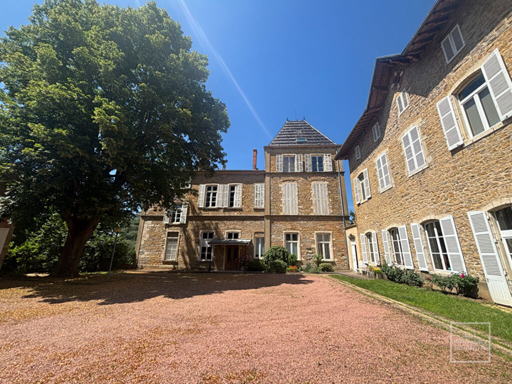 CHASSELAY – Maison Appartement 9 Pièces de 231 m² avec terrain privatif attenant