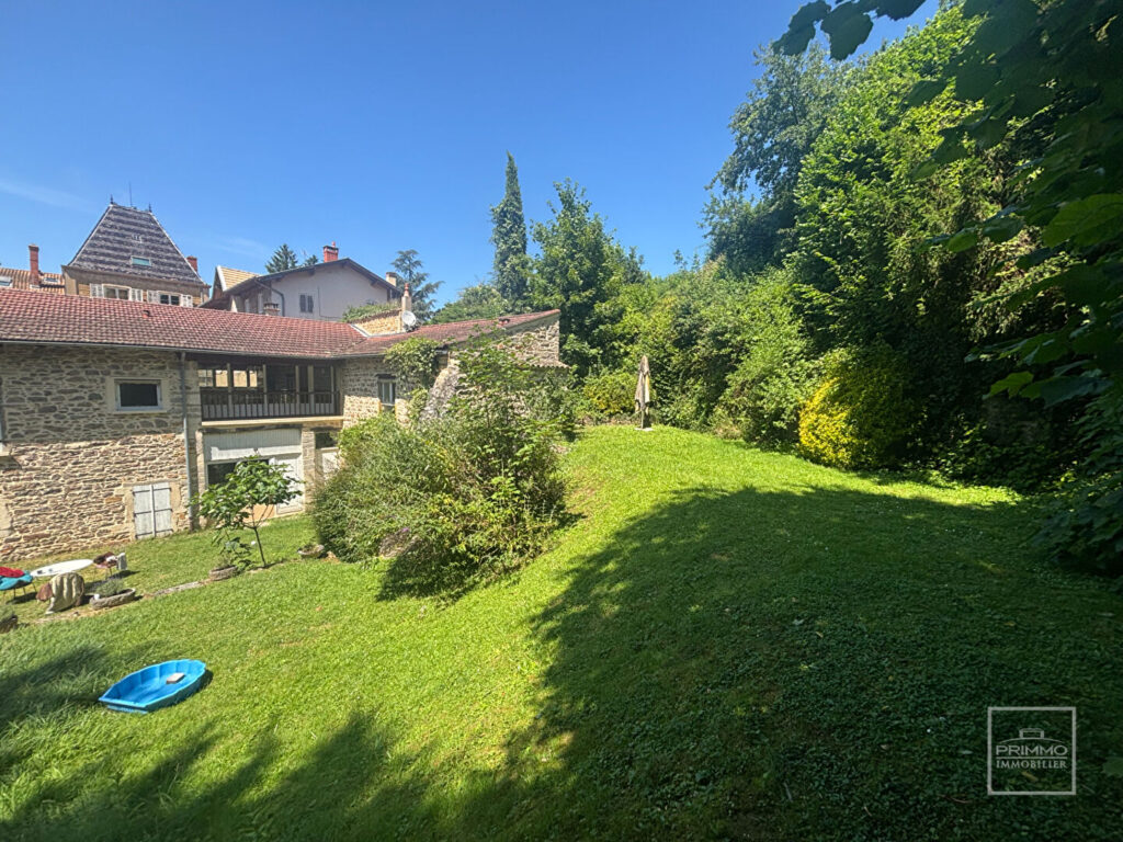 CHASSELAY – Maison Appartement 9 Pièces de 231 m² avec terrain privatif attenant