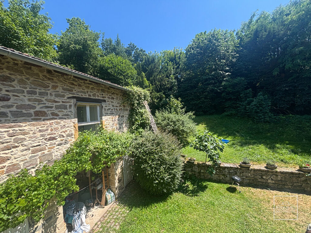 CHASSELAY – Maison Appartement 9 Pièces de 231 m² avec terrain privatif attenant
