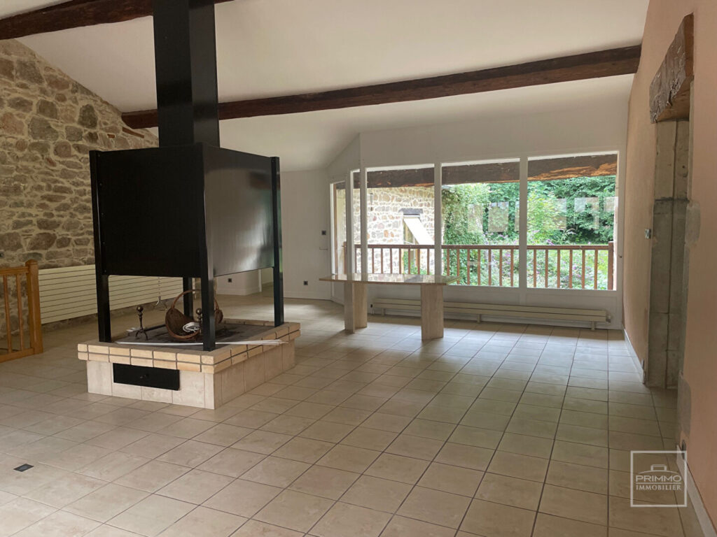 CHASSELAY – Maison Appartement 9 Pièces de 231 m² avec terrain privatif attenant