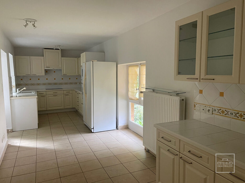 CHASSELAY – Maison Appartement 9 Pièces de 231 m² avec terrain privatif attenant