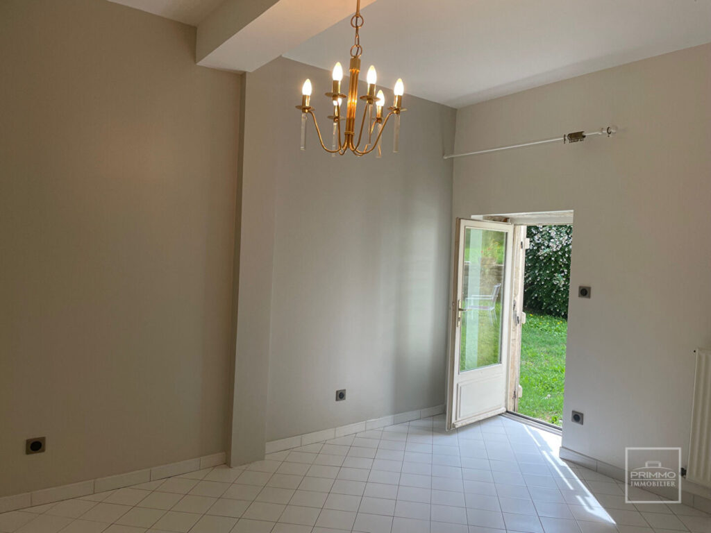 CHASSELAY – Maison Appartement 9 Pièces de 231 m² avec terrain privatif attenant