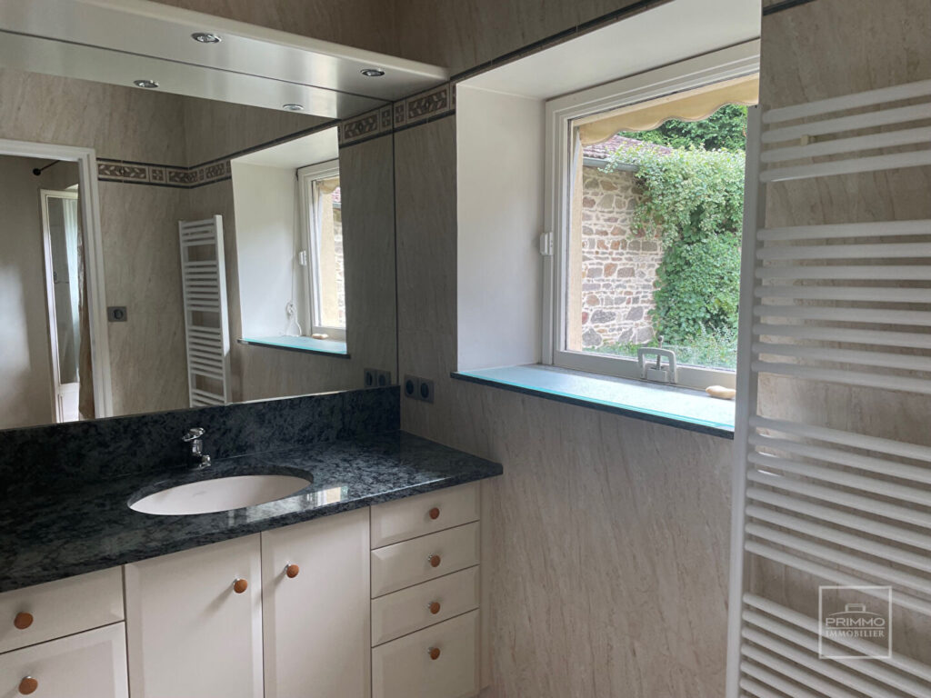 CHASSELAY – Maison Appartement 9 Pièces de 231 m² avec terrain privatif attenant