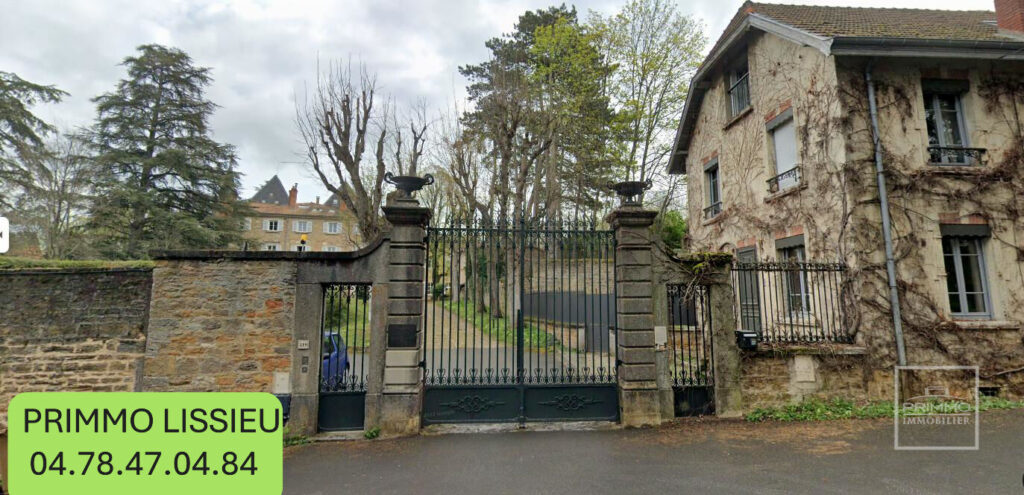 CHASSELAY – Maison Appartement 9 Pièces de 231 m² avec terrain privatif attenant