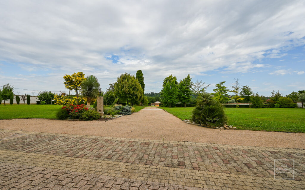 Arnas Maison bourgeoise de 262M² sur beau terrain avec piscine