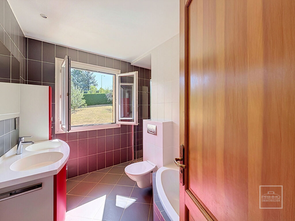 Lissieu, maison de 146 m² sur parcelle de 3525 m2 avec piscine