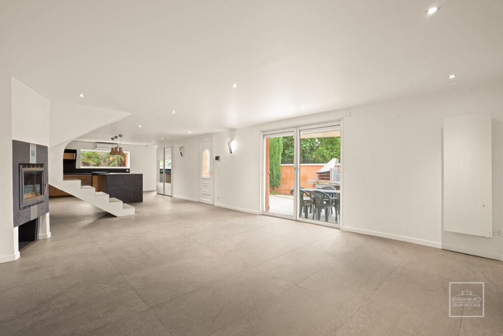 MIONNAY, ANCIEN CORPS DE FERME, 175m², PISCINE, TERRAIN 1056m²