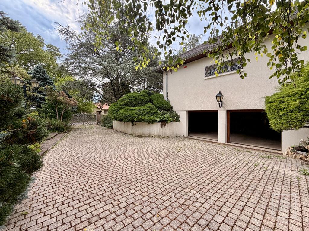 ECULLY Une maison de plain-pied au fort potentiel, à deux pas du village