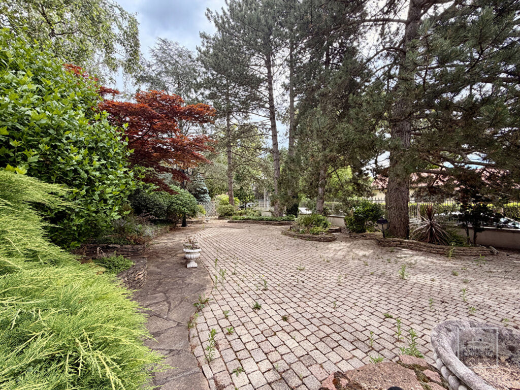 ECULLY Une maison de plain-pied au fort potentiel, à deux pas du village