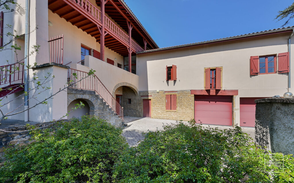 Saint Cyr au Mont d’Or Maison ancienne rénovée de 244m² sur terrain de 3 500m²