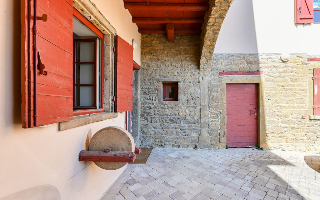 Saint Cyr au Mont d’Or Maison ancienne rénovée de 244m² sur terrain de 3 500m²