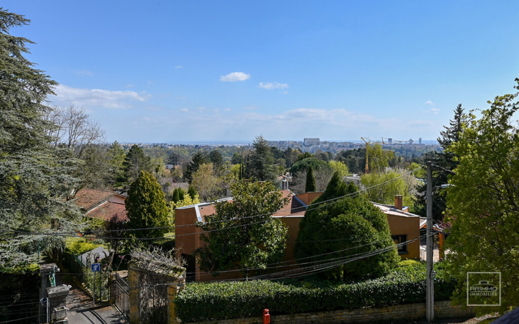 Saint Cyr au Mont d’Or Maison ancienne rénovée de 244m² sur terrain de 3 500m²