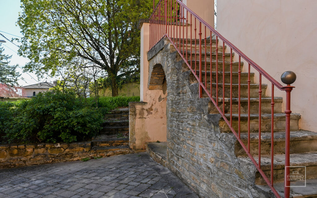 Saint Cyr au Mont d’Or Maison ancienne rénovée de 244m² sur terrain de 3 500m²