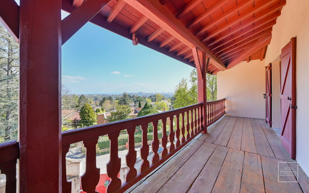 Saint Cyr au Mont d’Or Maison ancienne rénovée de 244m² sur terrain de 3 500m²