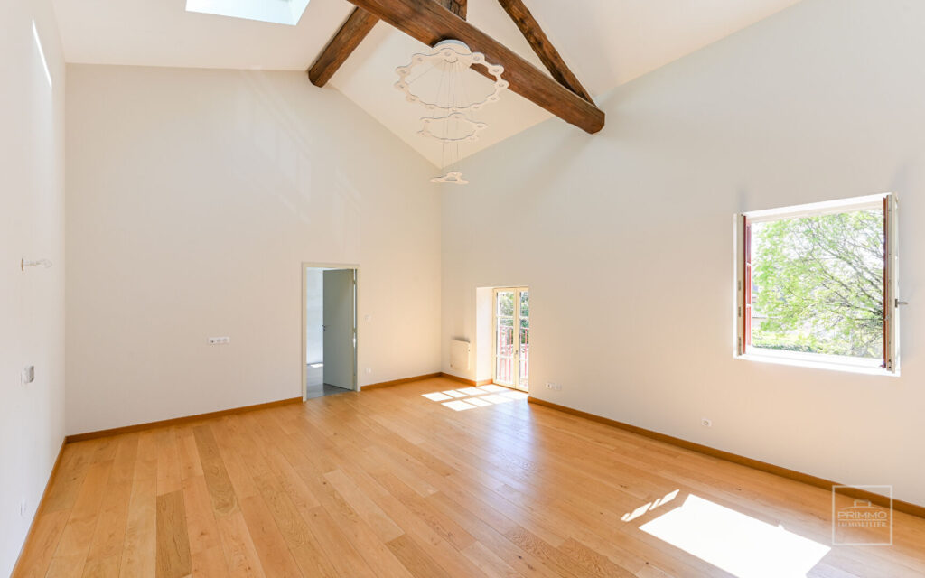 Saint Cyr au Mont d’Or Maison ancienne rénovée de 244m² sur terrain de 3 500m²