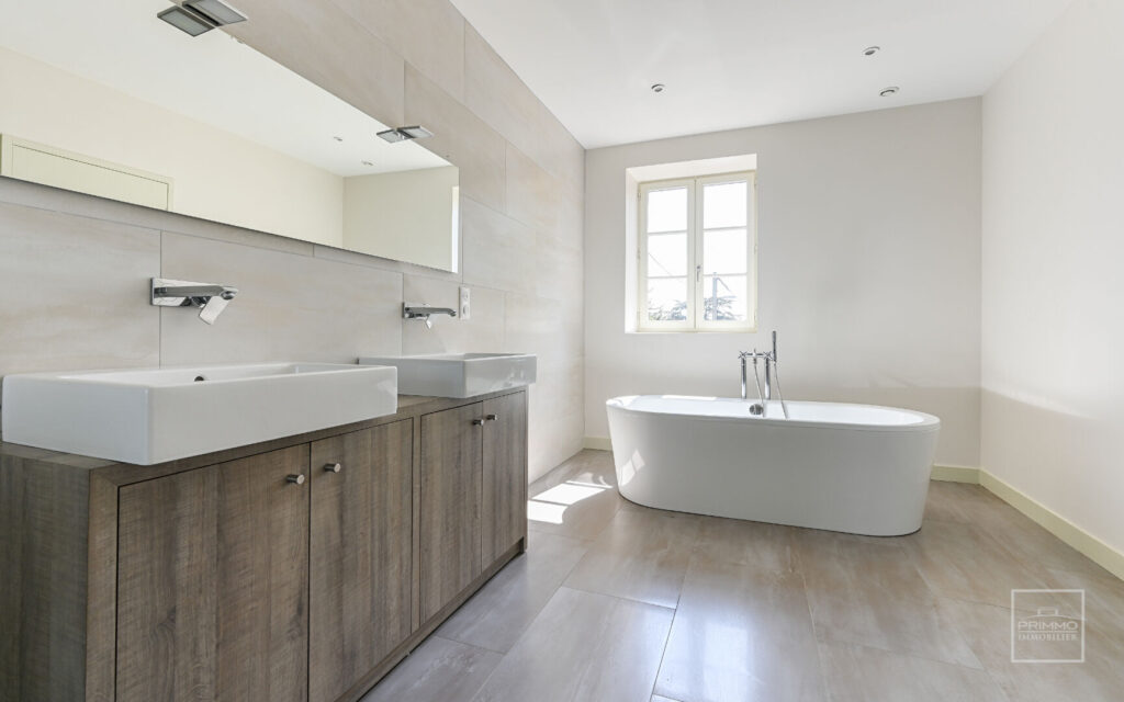 Saint Cyr au Mont d’Or Maison ancienne rénovée de 244m² sur terrain de 3 500m²