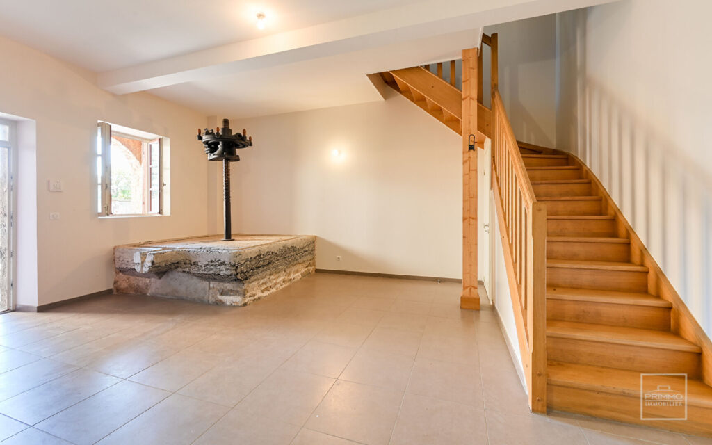 Saint Cyr au Mont d’Or Maison ancienne rénovée de 244m² sur terrain de 3 500m²