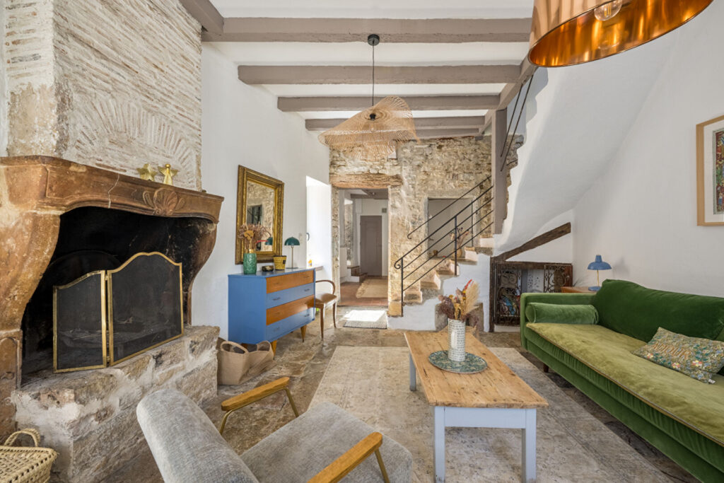 Maison de village ancienne en pierre de 180m²  avec  45m² de cour  à Saint Cyr Au Mont D Or