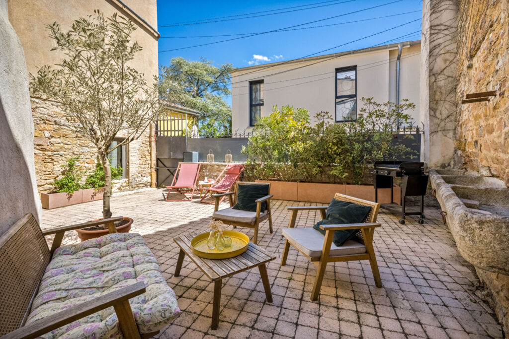 Maison de village ancienne en pierre de 180m²  avec  45m² de cour  à Saint Cyr Au Mont D Or