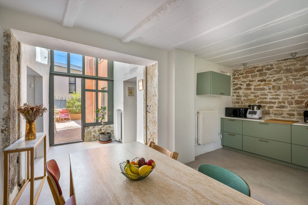 Maison de village ancienne en pierre de 180m²  avec  45m² de cour  à Saint Cyr Au Mont D Or